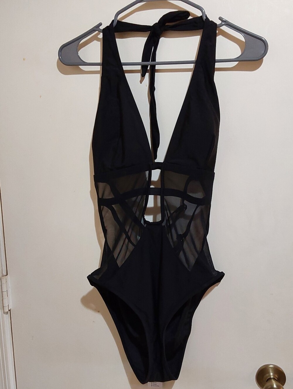 🌺 NWT Cupshe Black Halter One-Piece Swimsuit with Mesh Insets